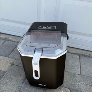 SileOn Black & White Countertop Ice Maker